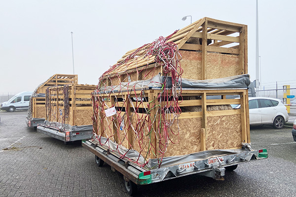 05-wooden-cattlebox.jpg